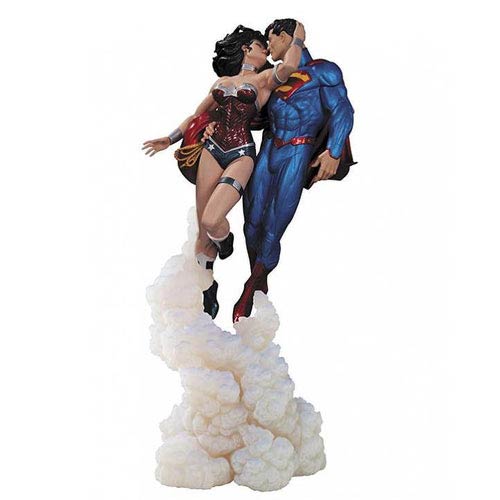 Superman and Wonder Woman The Kiss Jim Lee Statue