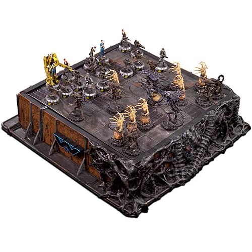 ALIENS Deluxe Painted Pewter Chess Set