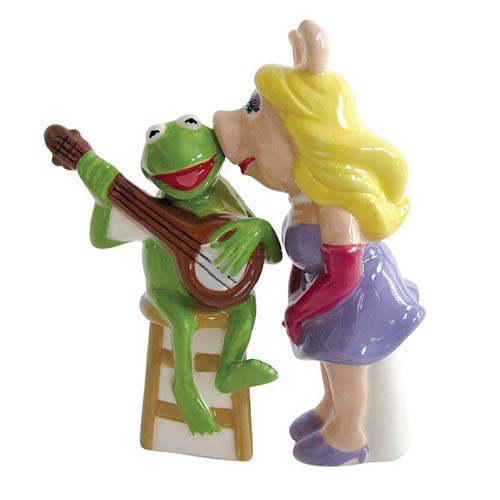 Muppets Miss Piggy Kissing Kermit Salt and Pepper Shakers