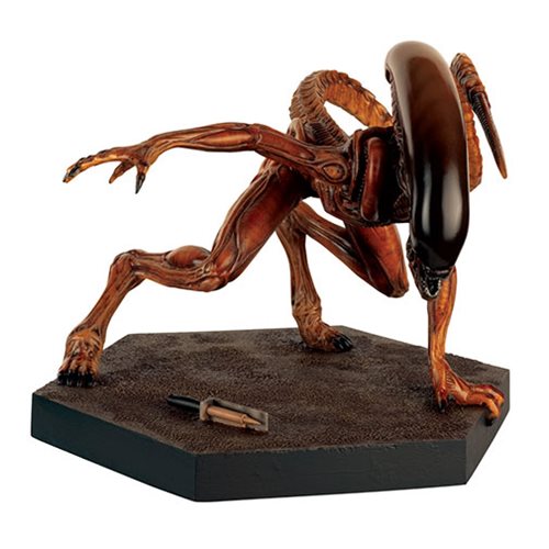Alien and Predator Mega Runner Xenomorph Statue Special with Collector Magazine #10