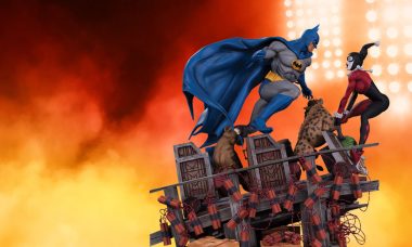 Batman and Harley Duke It out in This New Statue